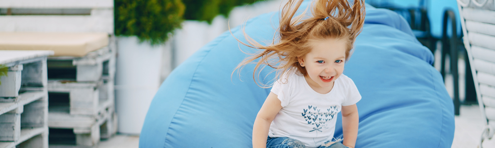 Miért szeretik a gyerekek a babzsákfotelt? – 5 meglepő előny, amit a szülők is imádni fognak